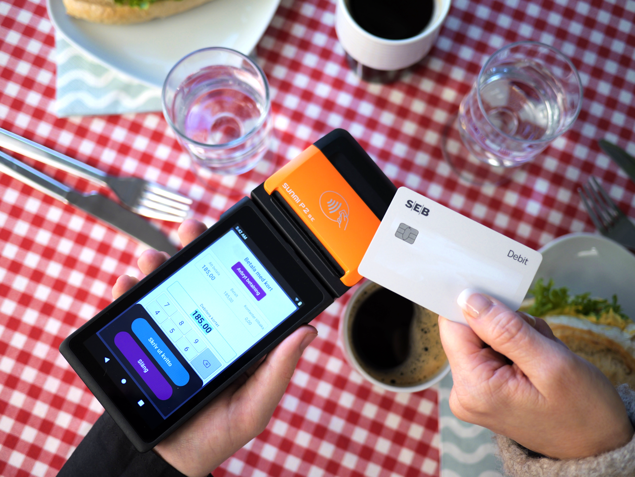 kläder och skor på hyllor i butiksmiljö