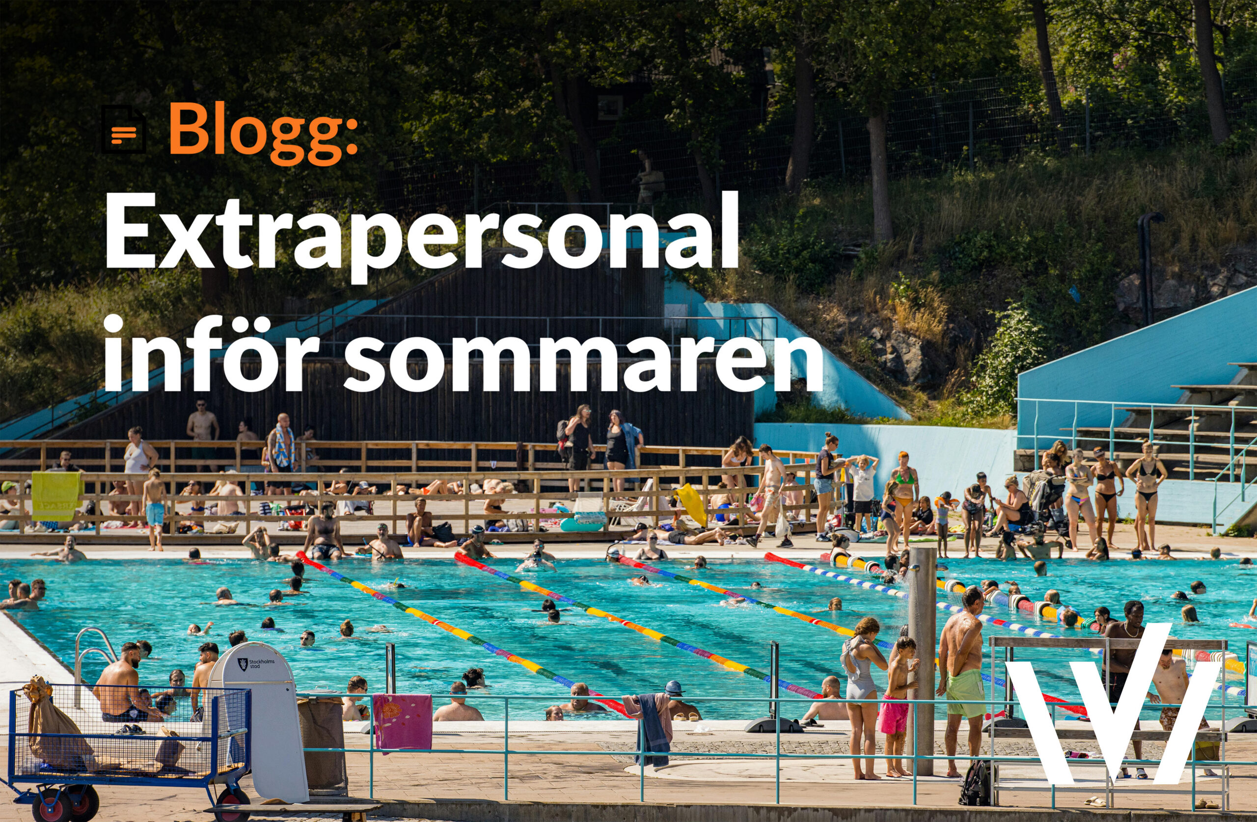 Kvinna som jobbar extra under sommaren